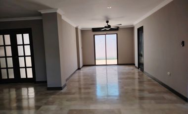 Casa esquinera de alquiler en la Urbanización Terra Nostra, Vía a la Costa.