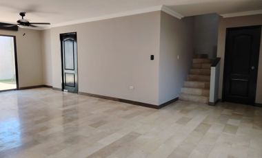 Casa esquinera de alquiler en la Urbanización Terra Nostra, Vía a la Costa.