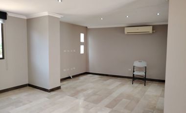 Casa esquinera de alquiler en la Urbanización Terra Nostra, Vía a la Costa.