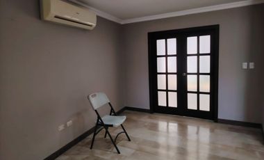 Casa esquinera de alquiler en la Urbanización Terra Nostra, Vía a la Costa.