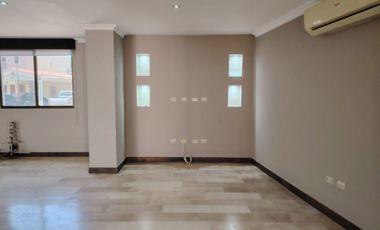 Casa esquinera de alquiler en la Urbanización Terra Nostra, Vía a la Costa.