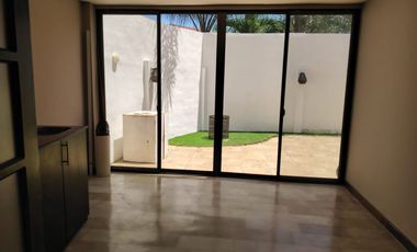 Casa esquinera de alquiler en la Urbanización Terra Nostra, Vía a la Costa.