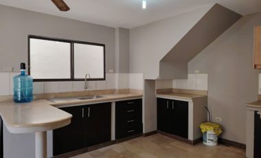 Casa esquinera de alquiler en la Urbanización Terra Nostra, Vía a la Costa.