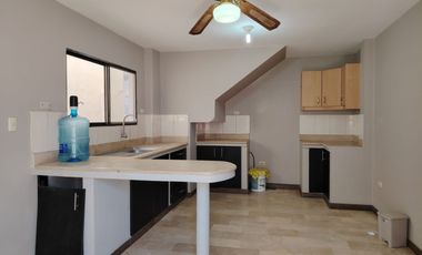 Casa esquinera de alquiler en la Urbanización Terra Nostra, Vía a la Costa.