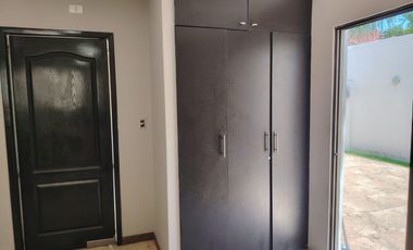 Casa esquinera de alquiler en la Urbanización Terra Nostra, Vía a la Costa.