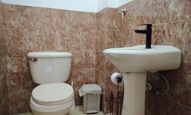 Casa esquinera de alquiler en la Urbanización Terra Nostra, Vía a la Costa.