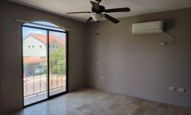 Casa esquinera de alquiler en la Urbanización Terra Nostra, Vía a la Costa.