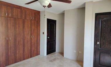 Casa esquinera de alquiler en la Urbanización Terra Nostra, Vía a la Costa.