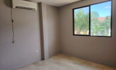 Casa esquinera de alquiler en la Urbanización Terra Nostra, Vía a la Costa.