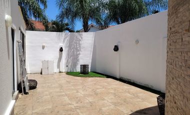 Casa esquinera de alquiler en la Urbanización Terra Nostra, Vía a la Costa.