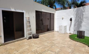 Casa esquinera de alquiler en la Urbanización Terra Nostra, Vía a la Costa.