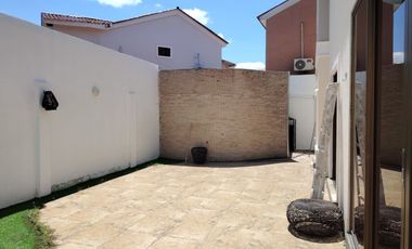 Casa esquinera de alquiler en la Urbanización Terra Nostra, Vía a la Costa.
