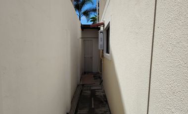 Casa esquinera de alquiler en la Urbanización Terra Nostra, Vía a la Costa.