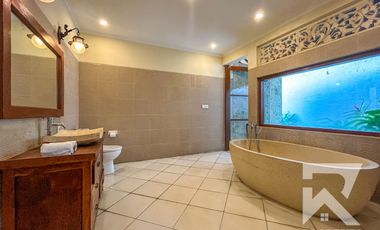 Garden View 2 Bedroom Villa in Central Sanur with Access to Pool – For Yearly Rental
