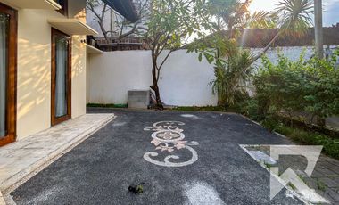 Garden View 2 Bedroom Villa in Central Sanur with Access to Pool – For Yearly Rental