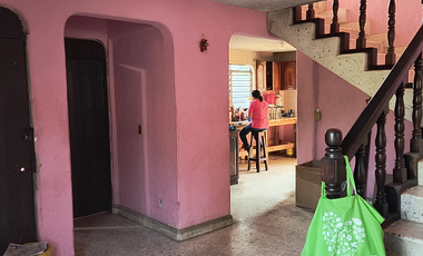 Casa de cuatro recamaras con todos los servicios en la colonia La Mica de Acapulco, Gro.