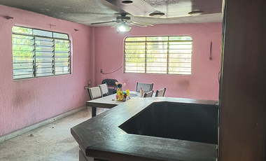 Casa de cuatro recamaras con todos los servicios en la colonia La Mica de Acapulco, Gro.