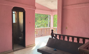 Casa de cuatro recamaras con todos los servicios en la colonia La Mica de Acapulco, Gro.