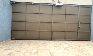 Renta de Casa en colonia Centro de San Andrés Cholula, 3 recamaras con baño 2 de ellas en PB, cochera para 2 autos. Toda la casa cuenta con persianas