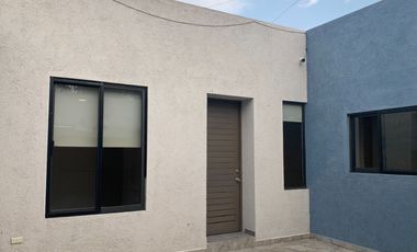 Renta de Casa en colonia Centro de San Andrés Cholula, 3 recamaras con baño 2 de ellas en PB, cochera para 2 autos. Toda la casa cuenta con persianas
