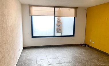 Renta de Casa en colonia Centro de San Andrés Cholula, 3 recamaras con baño 2 de ellas en PB, cochera para 2 autos. Toda la casa cuenta con persianas