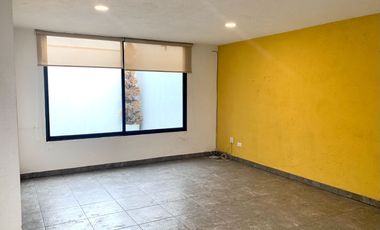 Renta de Casa en colonia Centro de San Andrés Cholula, 3 recamaras con baño 2 de ellas en PB, cochera para 2 autos. Toda la casa cuenta con persianas