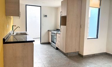 Renta de Casa en colonia Centro de San Andrés Cholula, 3 recamaras con baño 2 de ellas en PB, cochera para 2 autos. Toda la casa cuenta con persianas