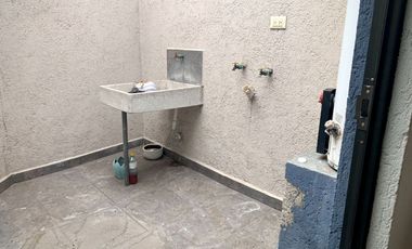 Renta de Casa en colonia Centro de San Andrés Cholula, 3 recamaras con baño 2 de ellas en PB, cochera para 2 autos. Toda la casa cuenta con persianas