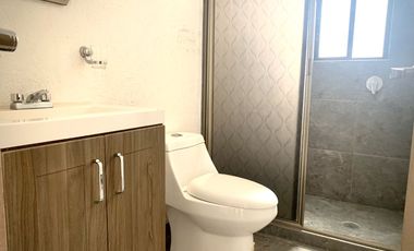 Renta de Casa en colonia Centro de San Andrés Cholula, 3 recamaras con baño 2 de ellas en PB, cochera para 2 autos. Toda la casa cuenta con persianas