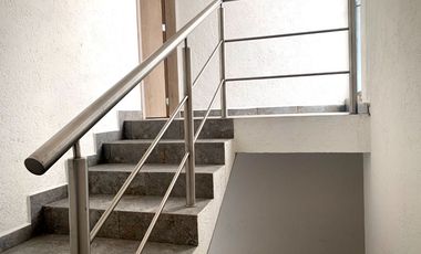 Renta de Casa en colonia Centro de San Andrés Cholula, 3 recamaras con baño 2 de ellas en PB, cochera para 2 autos. Toda la casa cuenta con persianas
