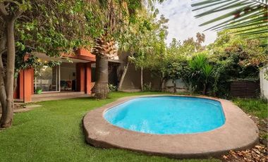 Casa amplia en Peñalolén, cerca de jumbo, mall, colegios, calle cerrada condominio