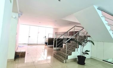 VENTA DE LOCAL COMERCIAL EN ESTRENO, EN SANTIAGO DE SURCO