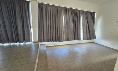 RENTA Amplia Casa con sotano en Privada en Corregidora