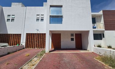 RENTA Amplia Casa con sotano en Privada en Corregidora