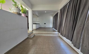 RENTA Amplia Casa con sotano en Privada en Corregidora