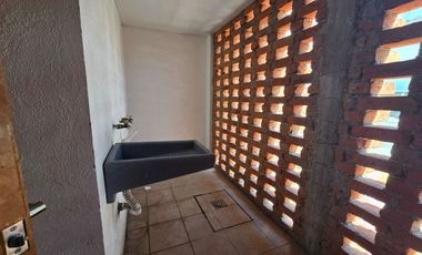 RENTA Amplia Casa con sotano en Privada en Corregidora