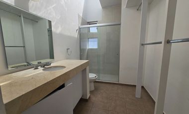 RENTA Amplia Casa con sotano en Privada en Corregidora