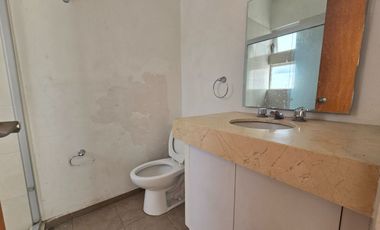 RENTA Amplia Casa con sotano en Privada en Corregidora
