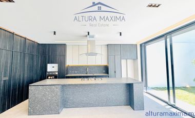 Lujosa Casa Nueva en Venta Villa Verona Zona Andares Zapopan