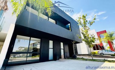 Lujosa Casa Nueva en Venta Villa Verona Zona Andares Zapopan