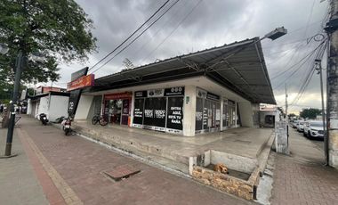 PROPIEDAD COMERCIAL ESQUINERA EN VENTA FRENTE A LA UNIVERSIDAD DE ALTO IMPACTO COMERCIAL