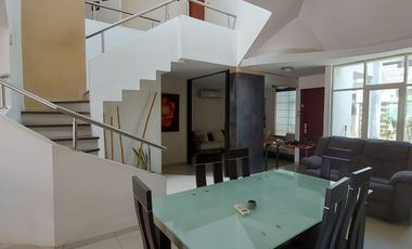 En Machala Se Alquila Casa Amoblada Independiente con Garaje interno para 7 vehículos, apta para Empresa, Institución