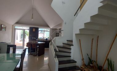 En Machala Se Alquila Casa Amoblada Independiente con Garaje interno para 7 vehículos, apta para Empresa, Institución