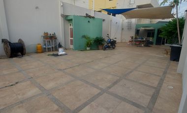 En Machala Se Alquila Casa Amoblada Independiente con Garaje interno para 7 vehículos, apta para Empresa, Institución