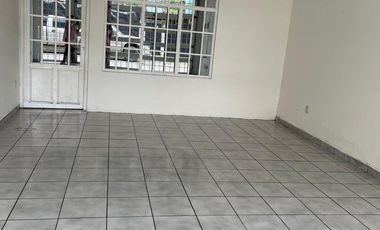 AMPLIA CASA Y EN BUENAS CONDICIONES EN VENTA - URUAPAN