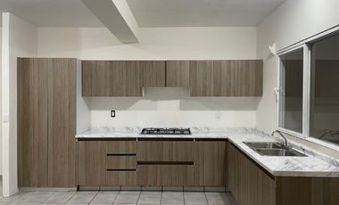 AMPLIA CASA Y EN BUENAS CONDICIONES EN VENTA - URUAPAN