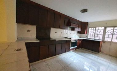 AMPLIA CASA Y EN BUENAS CONDICIONES EN VENTA - URUAPAN