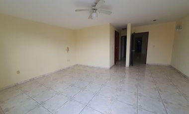 AMPLIA CASA Y EN BUENAS CONDICIONES EN VENTA - URUAPAN