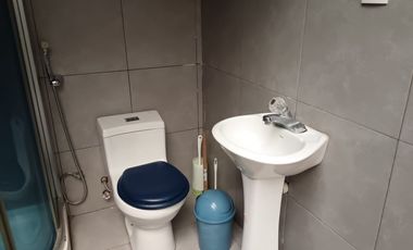 Suite amoblada de alquiler en la Urbanización Ciudad Colón, 1 parqueo.