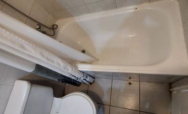 ARRIENDO DEPTO COMO NUEVO, METRO MONEDA, SEGURIDAD Y TRANQUILO EDIFICIO